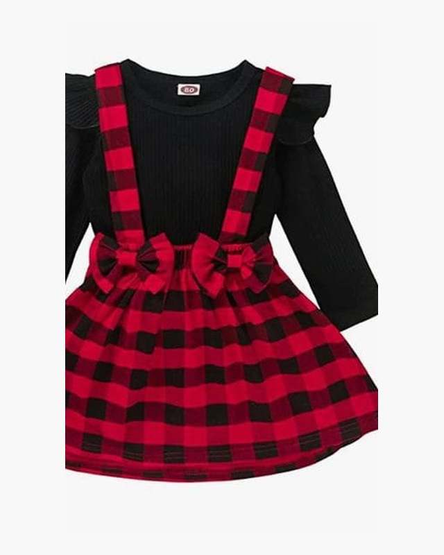 Set blusa negra + falda a cuadros con tirantes
